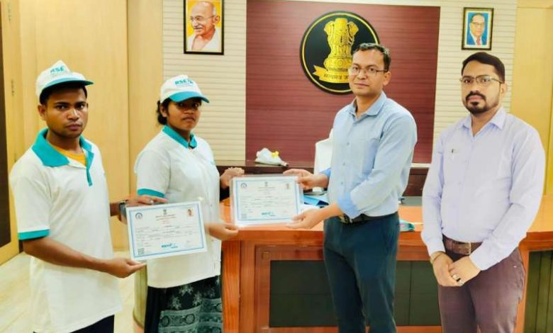 24 आत्मसमर्पित नक्सलियों को कृषि उद्यमी प्रमाण पत्र वितरित 1 24 आत्मसमर्पित नक्सलियों को कृषि उद्यमी प्रमाण पत्र वितरित