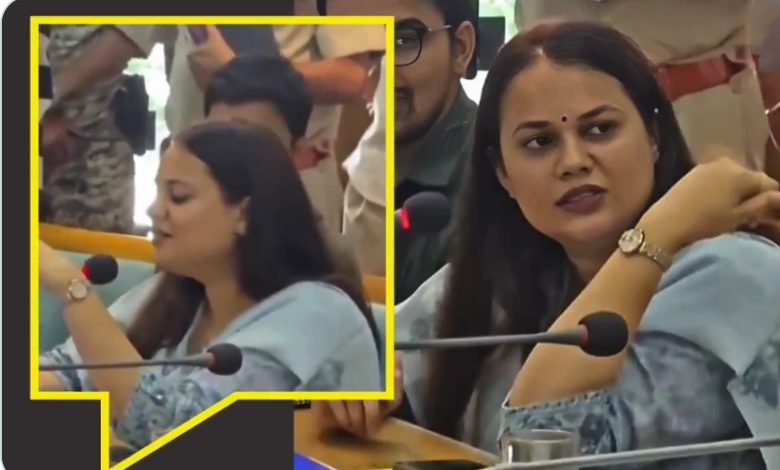 IAS टीना डाबी को भरी मीटिंग में सुननी पड़ी खरी-खोटी, कौन है वो 'मुनीम' जिसकी वजह से मामला बढ़ा 1 Screenshot 20250520 124159.Chrome28129