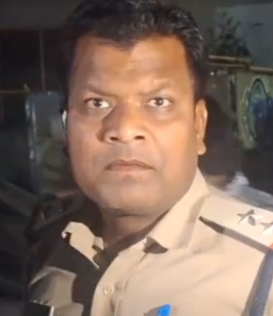 Mp : दमोह में शराबी एएसआई का वीडियो, टीकमगढ़ की कार सवार फैमिली को पीटा, महिला- बच्चों को भी नहीं छोड़ा 2 screenshot 20250507 1238357094767349222818755