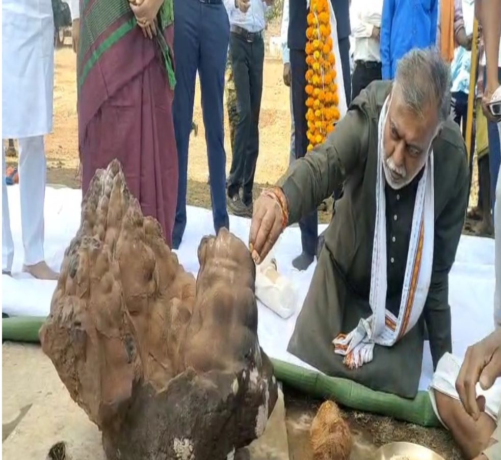 MP : पहली बार दिखी ऐसी हिम्मत! जहां रहते हैं खूंखार नक्सली, वहां बेखौफ पहुंच गए मंत्री प्रहलाद पटेल 2 screenshot 20250511 1823514468405623838242346