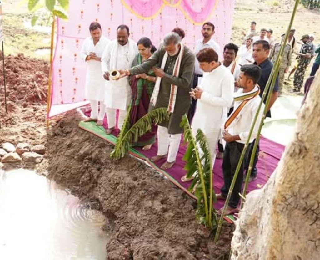MP : पहली बार दिखी ऐसी हिम्मत! जहां रहते हैं खूंखार नक्सली, वहां बेखौफ पहुंच गए मंत्री प्रहलाद पटेल 3 screenshot 20250511 182541184565208860598533
