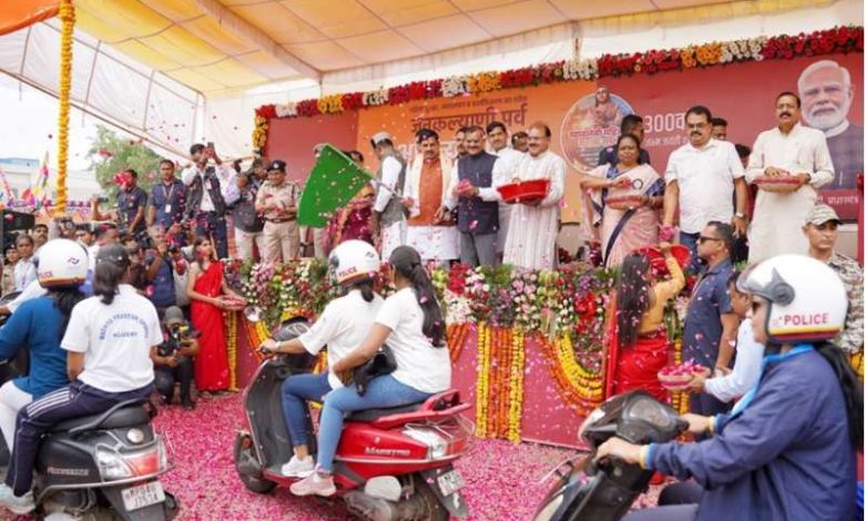 'अहिल्या वाहिनी' महिला बाइक रैली को सीएम मोहन यादव ने दिखाई हरी झंडी 1 अहिल्या वाहिनी महिला बाइक रैली को सीएम मोहन यादव ने