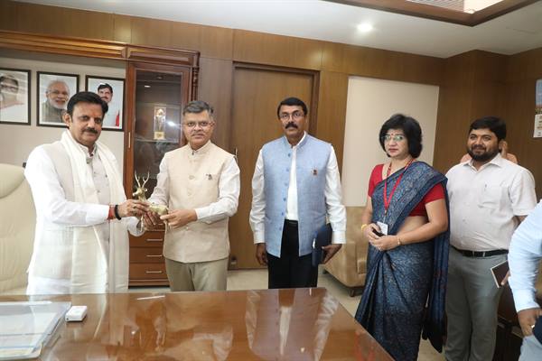 उप मुख्यमंत्री शुक्ल से हडको सीएमडी कुलश्रेष्ठ ने की सौजन्य भेंट 1 उप मुख्यमंत्री शुक्ल से हडको सीएमडी कुलश्रेष्ठ ने की सौजन्य
