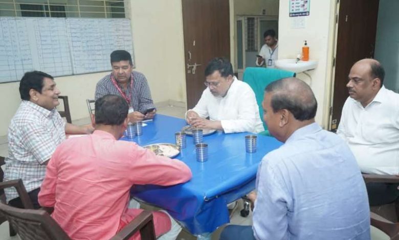 ऊर्जा मंत्री तोमर ने किया सिविल अस्पताल हजीरा का निरीक्षण