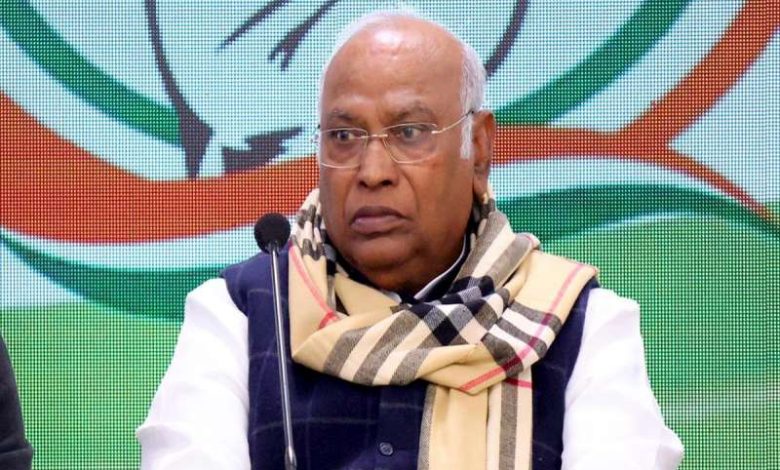 कांग्रेस अध्यक्ष खरगे ने की संसद के विशेष सत्र की मांग, मोदी सरकार पर गंभीर आरोप 1 कांग्रेस अध्यक्ष खरगे ने की संसद के विशेष सत्र की