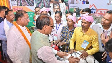 केंद्रीय मंत्री शिवराज सिंह चौहान ने हितग्राहियों से की सीधी
