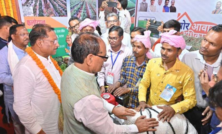 केंद्रीय मंत्री शिवराज सिंह चौहान ने हितग्राहियों से की सीधी