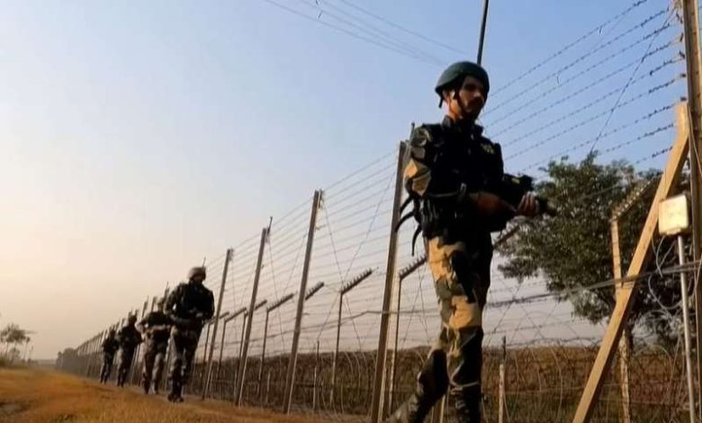 गुजरात में दोहरी घुसपैठ की कोशिश नाकाम, एक आतंकी ढेर; एक जासूस गिरफ्तार 1 गुजरात में दोहरी घुसपैठ की कोशिश नाकाम एक आतंकी ढेर