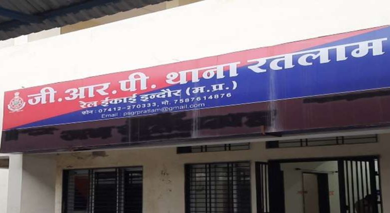 चार महीने की बच्ची चोरी कर भाग रही थी महिला, रेलवे स्टेशन पर GRP ने दबोचा 1 चार महीने की बच्ची चोरी कर भाग रही थी महिला