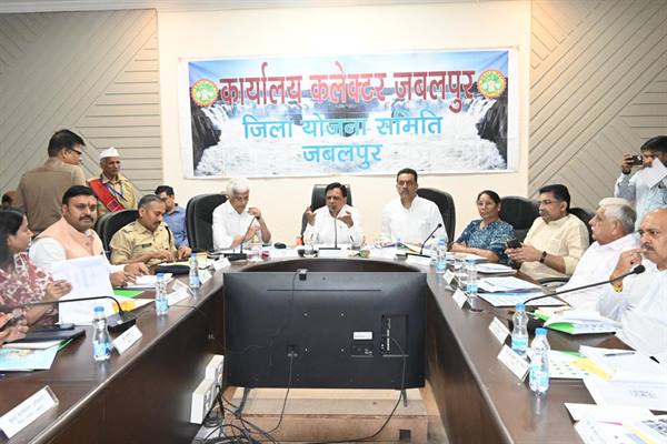 जनप्रतिनिधियों और अधिकारियों के बीच निरंतर संवाद आवश्यक : उप मुख्यमंत्री देवड़ा 1 जनप्रतिनिधियों और अधिकारियों के बीच निरंतर संवाद आवश्यक उप