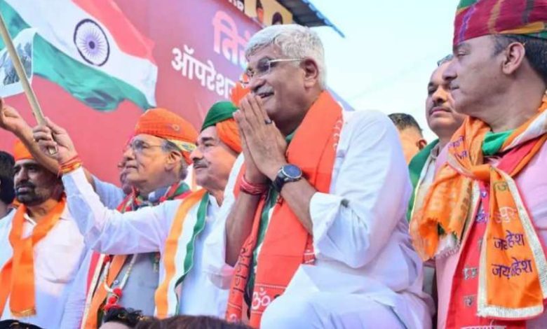 तिरंगा यात्रा में सेना को श्रद्धांजलि, कांग्रेस पर तीखे हमले 1 तिरंगा यात्रा में सेना को श्रद्धांजलि कांग्रेस पर तीखे हमले