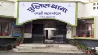 थाना खजूरी सड़क भोपाल पुलिस द्वारा पेट्रोल फेंककर आग लगाने