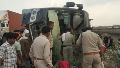 नेपाल जा रही बस पलटी 200 मीटर तक घिसटती रही