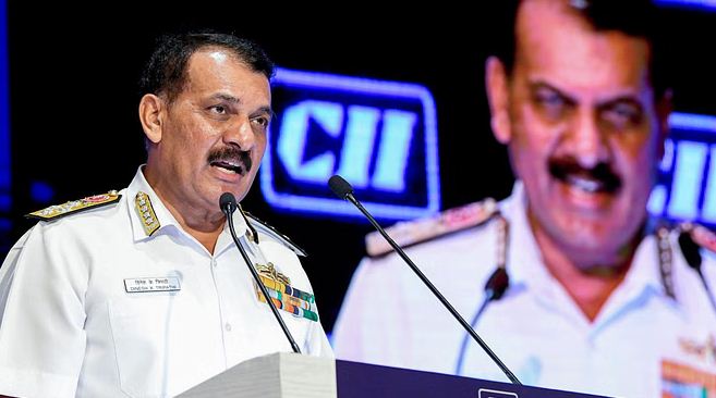 नौसेना प्रमुख की चेतावनी धुंधली हो रही युद्ध शांति की रेखाएं