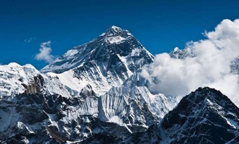 पश्चिम बंगाल के पर्वतारोही की एवरेस्ट से लौटते वक्त मौत, शव लाने की कोशिश जारी 1 पश्चिम बंगाल के पर्वतारोही की एवरेस्ट से लौटते वक्त मौत