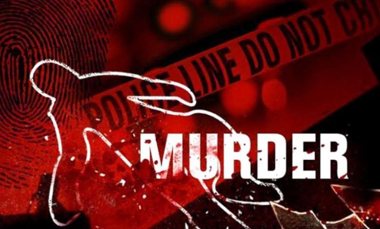बुजुर्ग महिला की हत्या नौकर ने हॉकी से पीटकर गहने