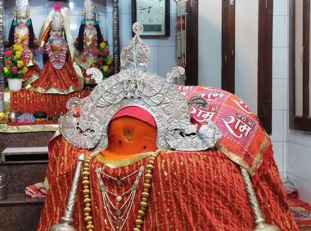 बेहद चमत्कारी है ये हनुमान मंदिर, बरगद के पेड़ पर मौली बांधने से पूरी होती है पुत्र की मनोकामना! रामायण से है कनेक्शन 1 बेहद चमत्कारी है ये हनुमान मंदिर बरगद के पेड़ पर