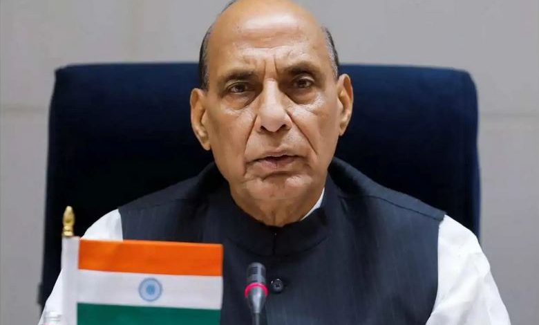 विमान हादसे पर संसद में विपक्ष के सवाल, रक्षा मंत्री ने दिया करारा जवाब 1 भुज एयरबेस पर सेना के जवानों से मिलेंगे रक्षा मंत्री