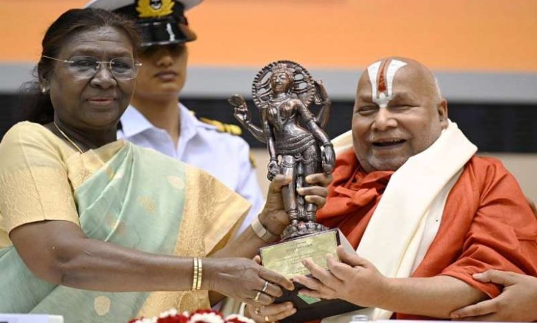 मुख्यमंत्री डॉ यादव ने स्वामी श्री रामभद्राचार्य को ज्ञानपीठ पुरस्कार