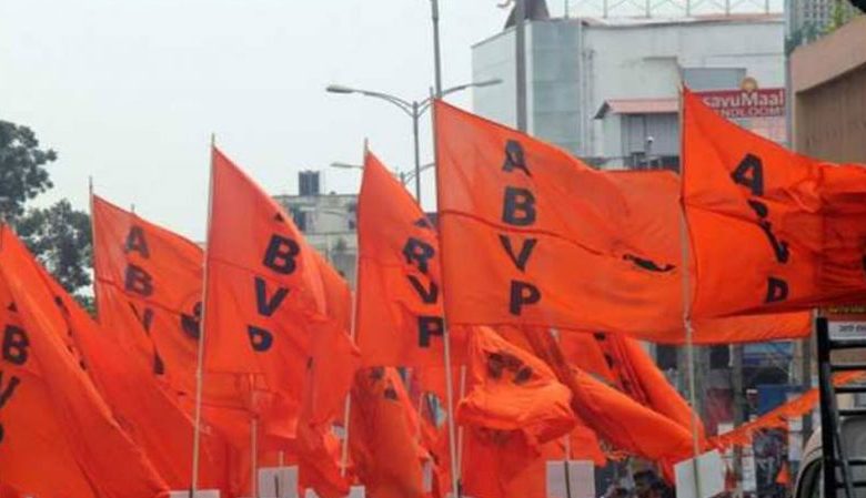 मुस्लिम टीचर पर छात्राओं को अश्लील मैसेज भेजने का आरोप