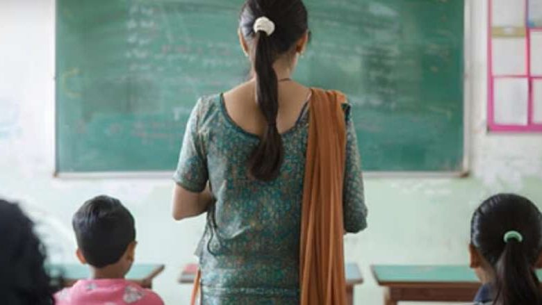 मुस्लिम टीचर पर पूर्व छात्रा को आपत्तिजनक मैसेज भेजने का