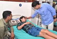 राजस्व मंत्री ने अस्पताल पहुँचकर घायलों से की मुलाक़ात