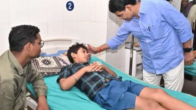 राजस्व मंत्री ने अस्पताल पहुँचकर घायलों से की मुलाक़ात