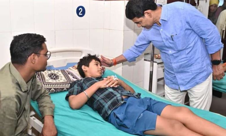 राजस्व मंत्री ने अस्पताल पहुँचकर घायलों से की मुलाक़ात