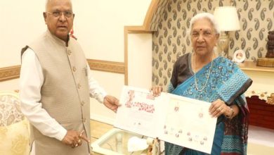 राज्यपाल मंगुभाई पटेल से उत्तरप्रदेश की राज्यपाल आनंदीबेन पटेल की