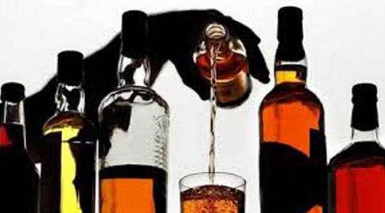 शराब पीने वालों सावधान सीलबंद बोतलों में निकल रही मिलावटी