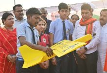 समर कैम्प में स्कूली बच्चों द्वारा निर्मित एयरोमॉडल्स का हुआ