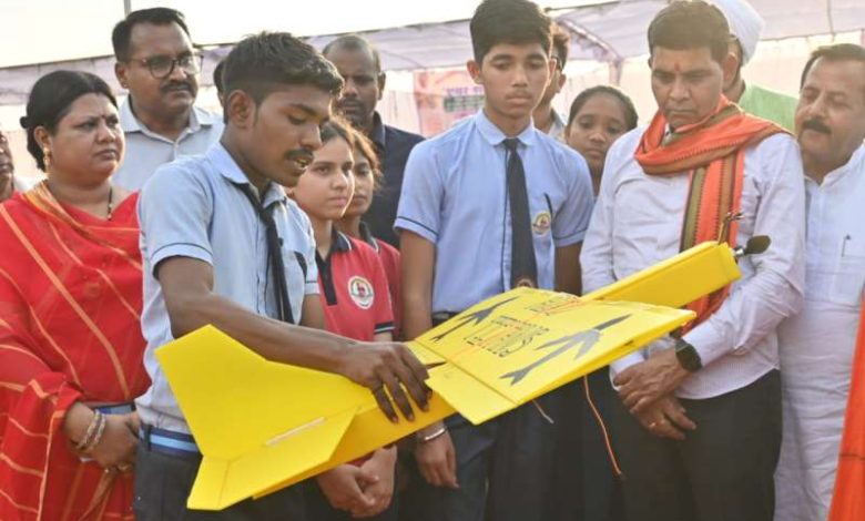 समर कैम्प में स्कूली बच्चों द्वारा निर्मित एयरोमॉडल्स का हुआ प्रदर्शन, खेल मंत्री टंक राम वर्मा ने किया विद्यार्थियों का उत्साहवर्धन 1 समर कैम्प में स्कूली बच्चों द्वारा निर्मित एयरोमॉडल्स का हुआ