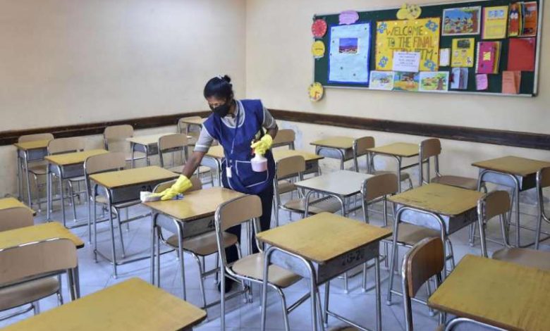 सरकार के 10463 स्कूल बंद करने के फैसले पर चौतरफा