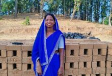सरिता ने ईंट निर्माण से गढ़ी आत्मनिर्भरता की मिसाल