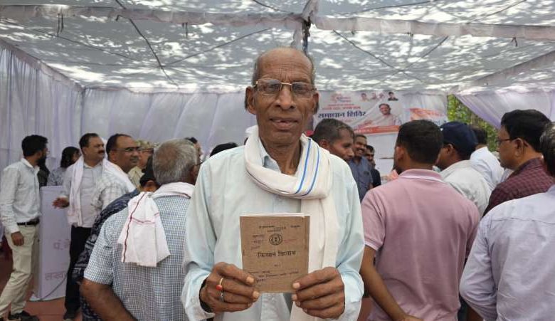 सुशासन तिहार में कृषक बदलू के आवेदन का हुआ त्वरित निराकरण, मिला कृषक पुस्तिका 1 सुशासन तिहार में कृषक बदलू के आवेदन का हुआ त्वरित
