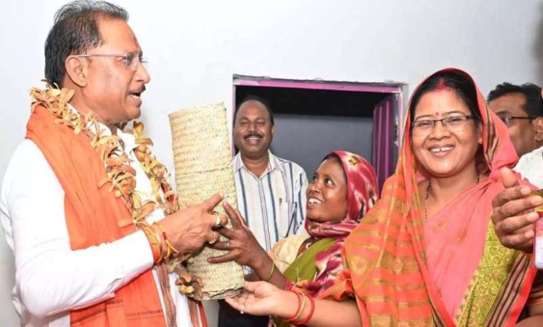 हरगवां ढोढरी कला पहुंचे मुख्यमंत्री साय जनमन आवासों की गुणवत्ता