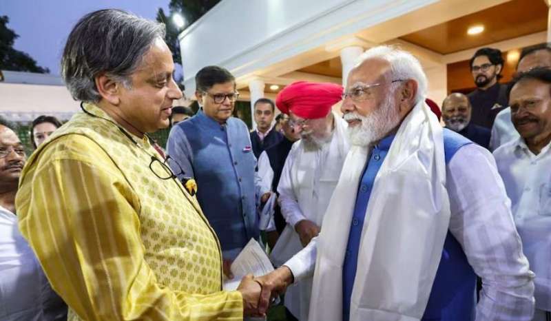 अरे ये क्या हुआपीएम मोदी से बंद कमरे में शशि