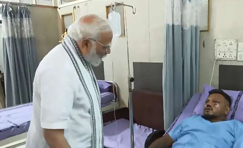 अहमदाबाद प्लेन क्रैश के इकलौते बचे युवक की दिल दहला