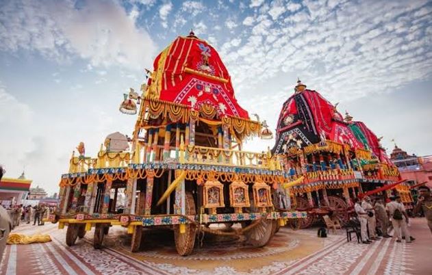 आस्था और उल्लास से गूंजे लखनऊ वाराणसी व प्रयागराज के