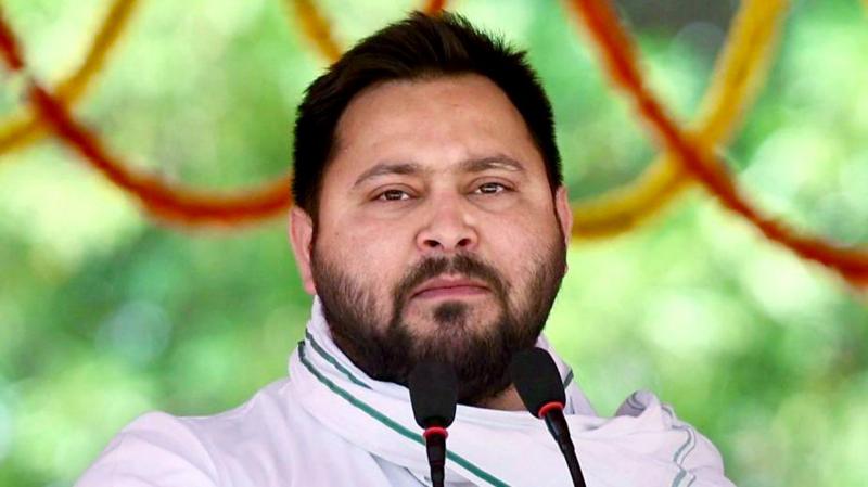 काफिले में ट्रक घुसा सुरक्षाकर्मियों की हालत गंभीर तेजस्वी यादव