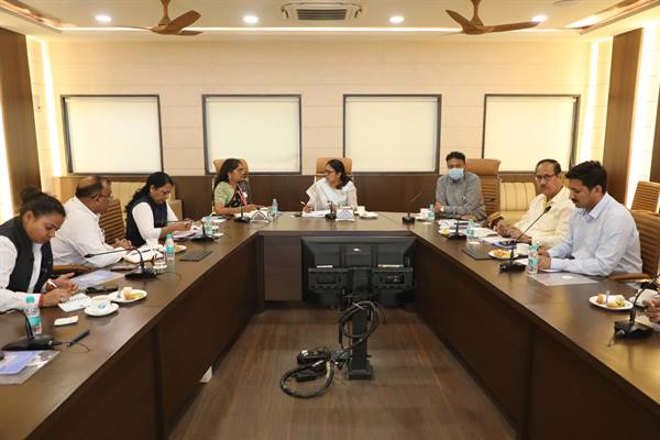 केन्द्रीय सचिव हरिरंजन राव और डॉ पल्लवी जैन गोविल ने