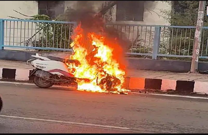 चेतक ब्रिज पर दौड़ती टू व्हीलर में लगी आग 15 मिनट