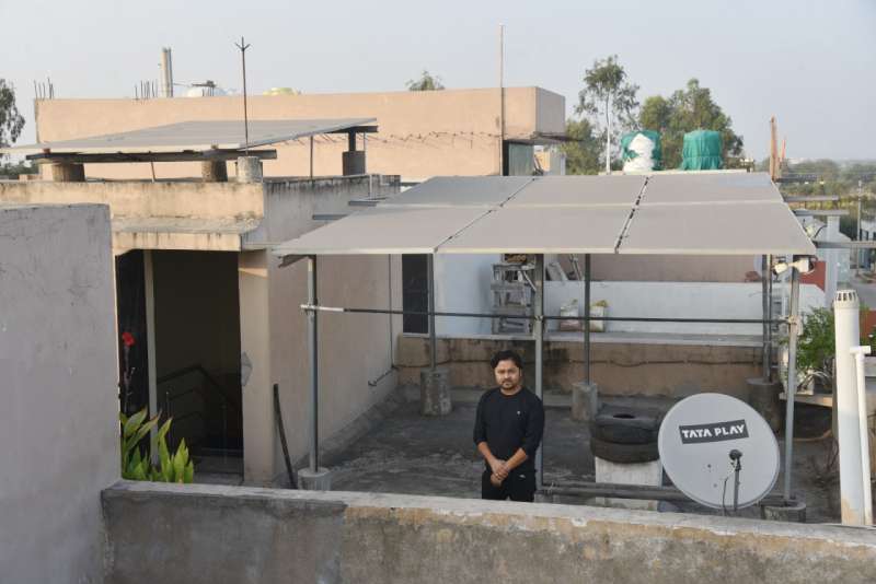 छत पर बनाए खुद के बिजलीघर से अनुराग का घर