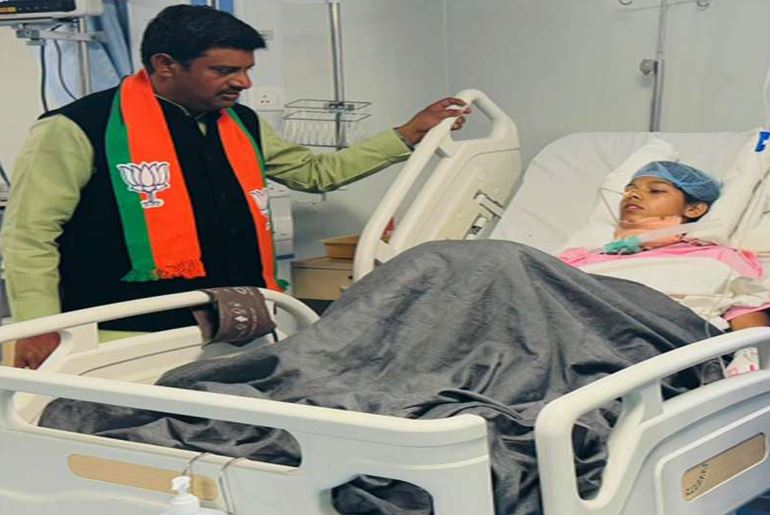 नरसिंहपुर जिला अस्पताल में सरेआम हत्या अंदर इंतजार में बैठा
