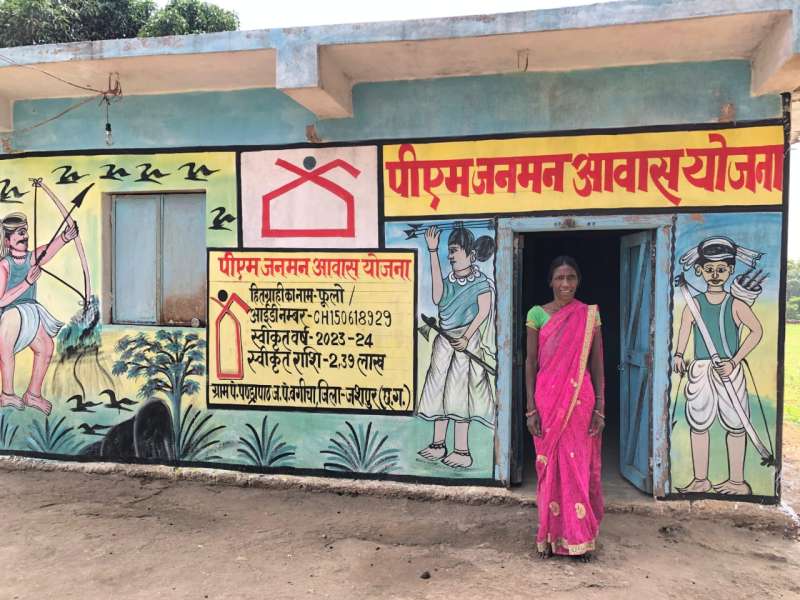 पहाड़ी कोरवा महिला फूलोबाई को मिला पक्का आवास