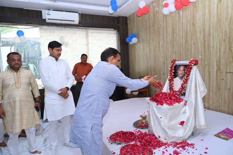 भाजपा प्रदेश अध्यक्ष व सांसद एवं प्रदेश संगठन महामंत्री ने स्वर्गीय देवेन्द्र श्रीवास्तव को किए श्रद्धासुमन अर्पित 6 भाजपा प्रदेश अध्यक्ष व सांसद एवं प्रदेश संगठन महामंत्री ने