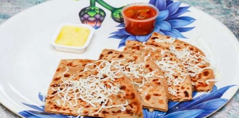 मिनटों में बनाएं चिली गार्लिक पनीर पराठा जानें आसान रेसिपी