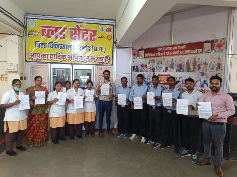 विश्व रक्तदाता दिवस के अवसर पर आरोग्य मेलों में लोगों