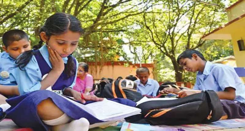 टॉयलेट में खून मिलने पर बच्चियों के कपड़े उतरवाए 6 स्कूल खुले किताबें नहीं बच्चे पुरानी से पढ़ रहे निगम