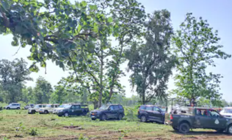 MP : खंडवा के जंगल में अतिक्रमण हटाने आंसू गैस के गोले दागे, फॉरेस्ट टीम पर आरोपियों ने पत्थर फेंके, 11 लोगा हिरासत में 1 Screenshot 20250609 122939.Chrome28129